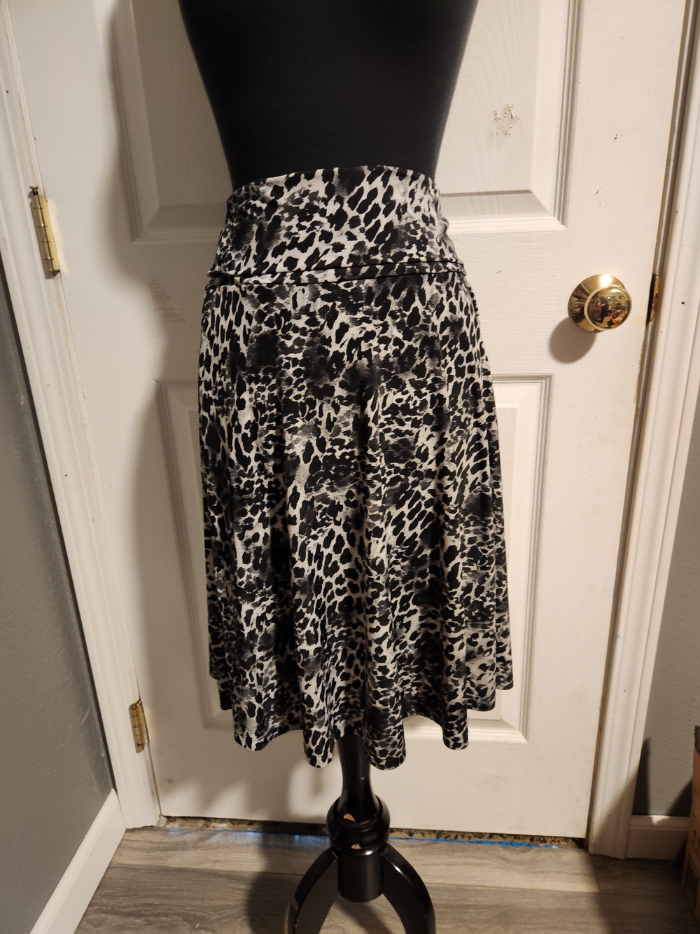 Woman's XL Studio 253 Black & White Animal-Print Skater Skirt